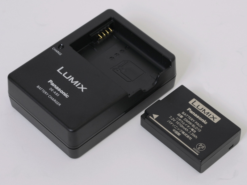 <b>新しくなったバッテリー「DMW-BLD10」とチャージャー</b>