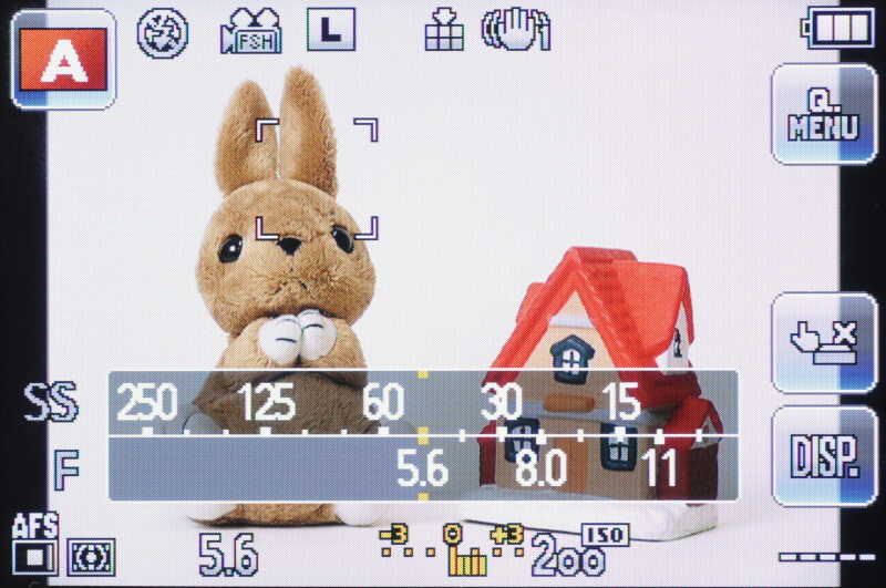 <b>絞り優先時。後ダイヤルの押し込みで絞り値と露出補正値を切り替える</b>