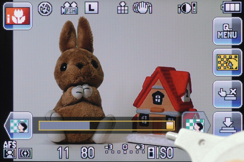 <b>絞り値に連動したスライダーで背景のぼけ具合をコントロール可能</b>