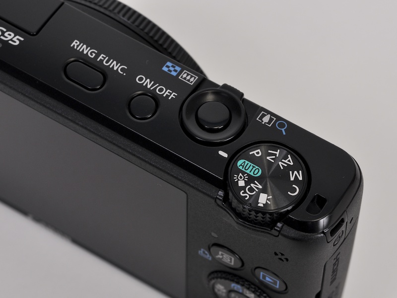 <b>RING FUNC.ボタンと電源ボタンの位置が入れ替わった</b>