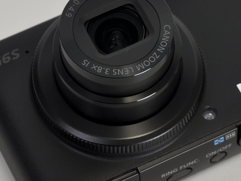 <b>PowerShot S90で話題になったコントローラーリングは健在。鏡筒の根元に位置する</b>