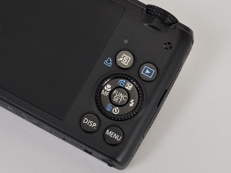 <b>背面のボタンレイアウトは変わらない</b>