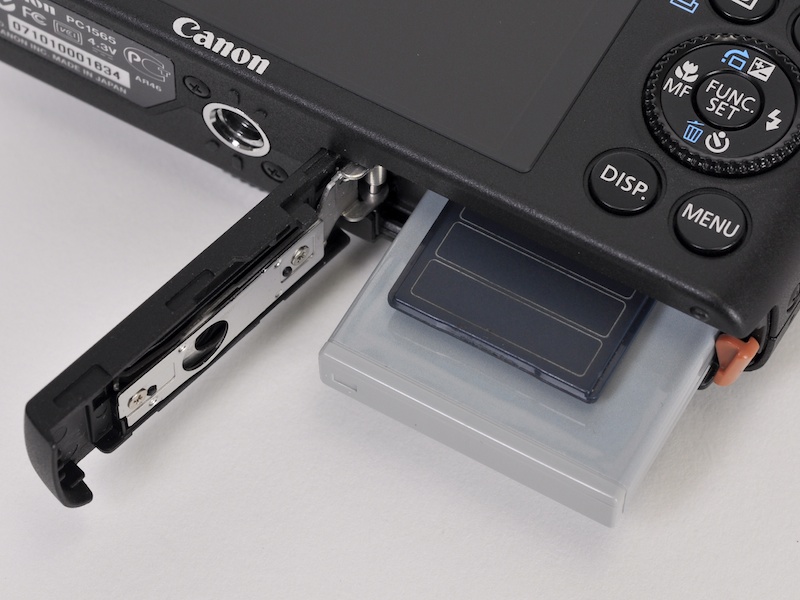 <b>記録メディアおよびバッテリー室</b>