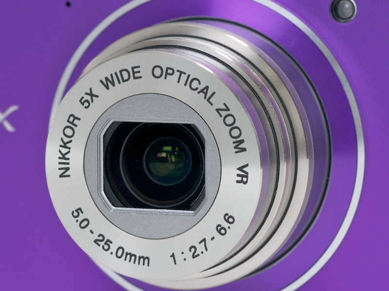 <b>レンズは焦点距離約28-140mm相当（35mm判換算）F2.7-6.6の光学5倍ズーム。NIKKOR銘を冠する</b>