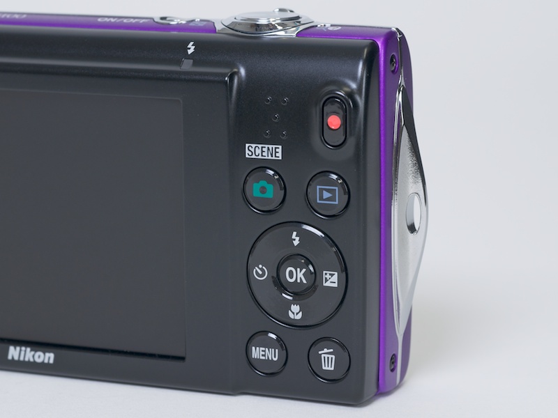 <b>操作スイッチ類はシンプル。質感はいまひとつだが、操作しづらいわけではない</b>