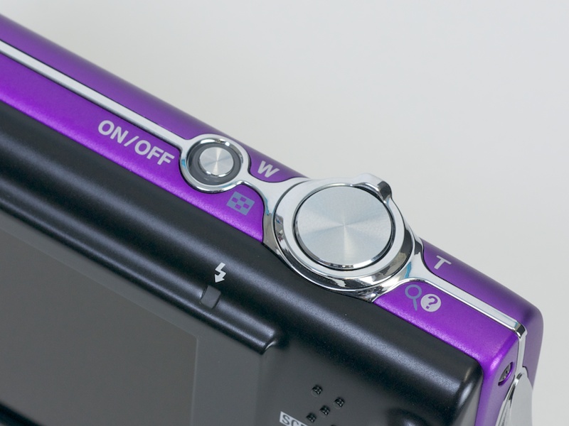 <b>上面もズームレバー、シャッターボタン、電源ボタンだけと、極めてシンプル</b>