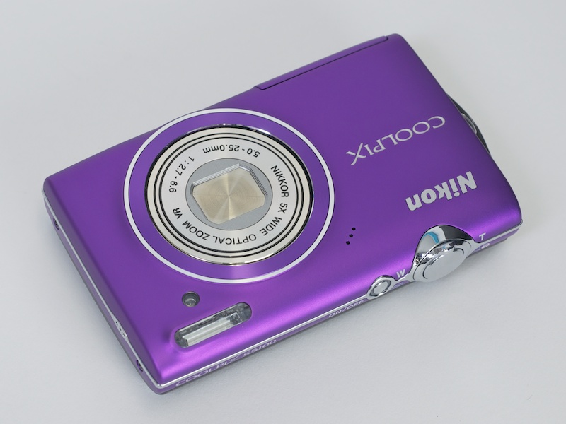 <b>レンズを収めると、薄型ボディがひきたつ</b>