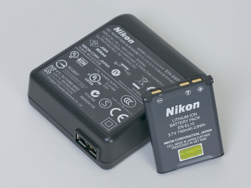 <b>USB給電対応のコンセント差し込みプラグが付属する。パソコンからの給電にももちろん対応</b>