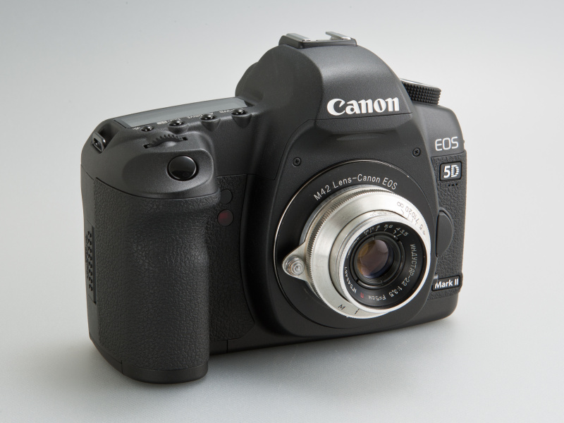 <b>39mm径の小さなレンズなので、EOS 5D Mark IIに付けるとレンズキャップのような姿だ</b>