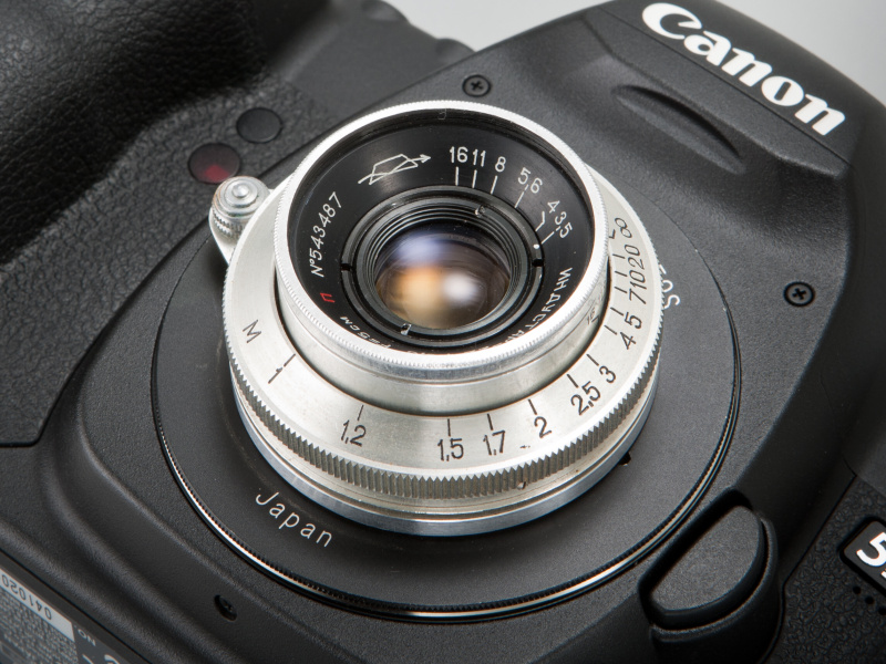<b>レンズ前面が絞りリングになっている。撮影中に前面を確認する必要があり、絞り変更は少々やりづらい</b>
