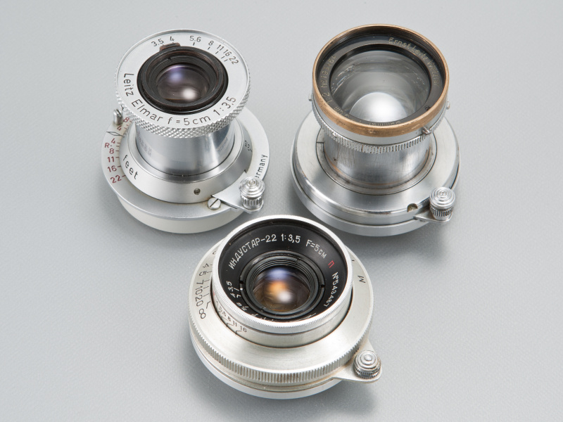 <b>インダスター22 50mm F3.5は、沈胴エルマー（左上）やズマール（右上）のように距離調整レバーが付いている</b>