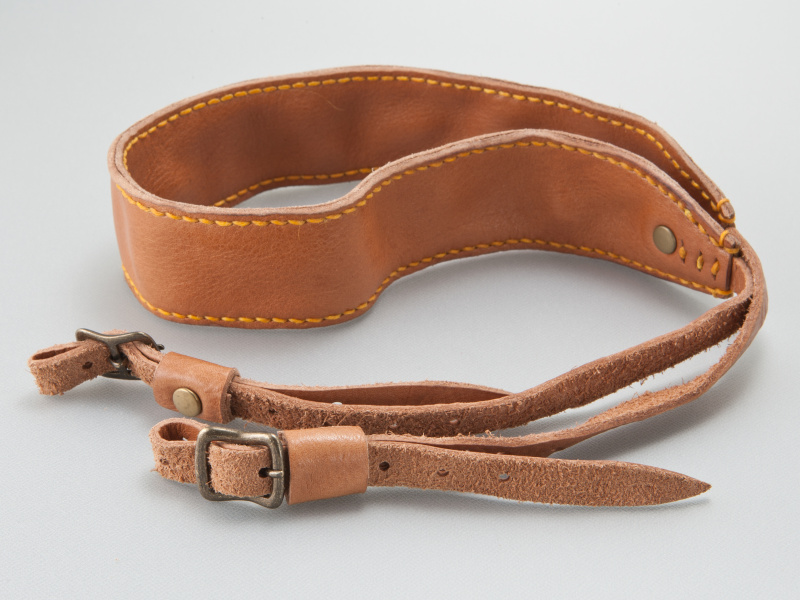 <b>デテの一眼レフしわしわカメラストラップは9,450円。ソフトヌメ革にウォッシュ加工をほどこしている</b>