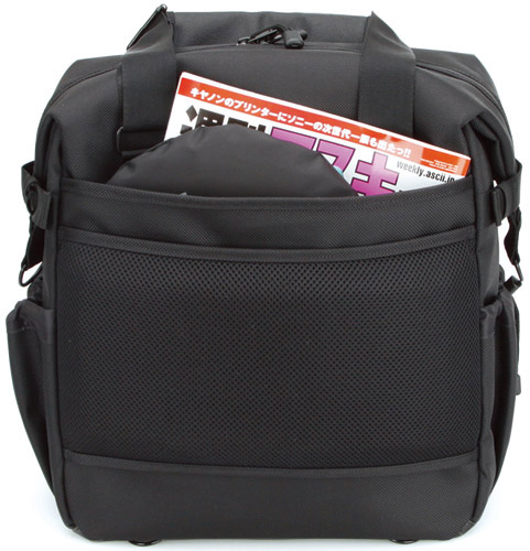 <b>前背面にポケットを備える</b>