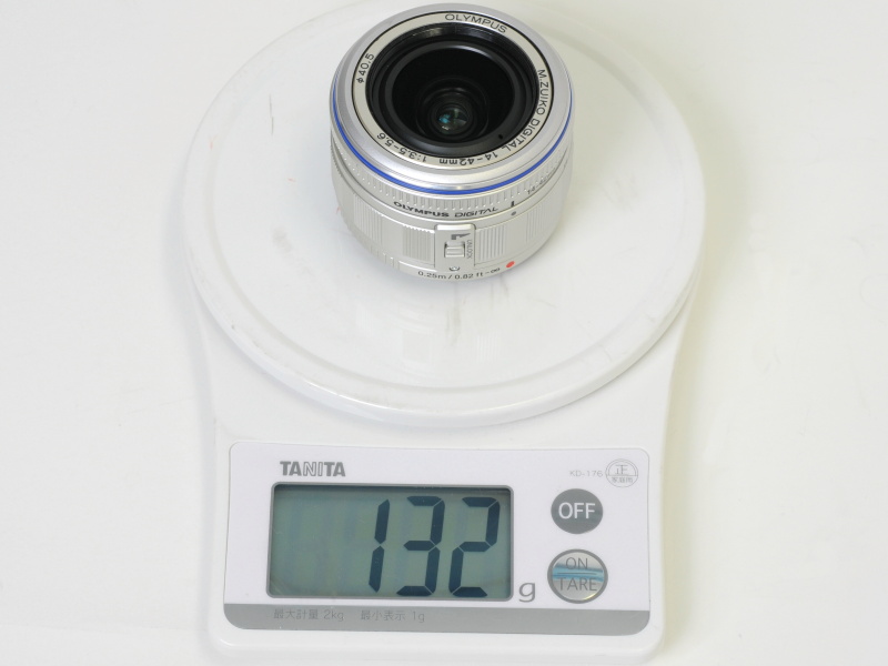 <b>E-PL1レンズキットのM.ZUIKO DIGITAL ED 14-42mm F3.5-5.6 L（右）比で21g軽量化した。公称値はそれぞれ112gと133g</b>