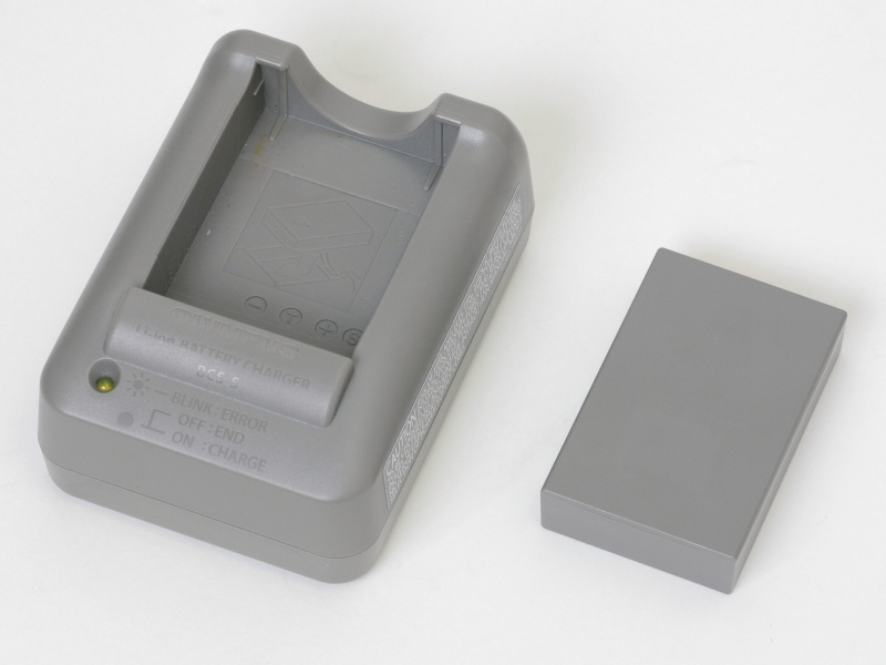 <b>新しいバッテリー「BLS-5」（右）と専用チャージャー</b>