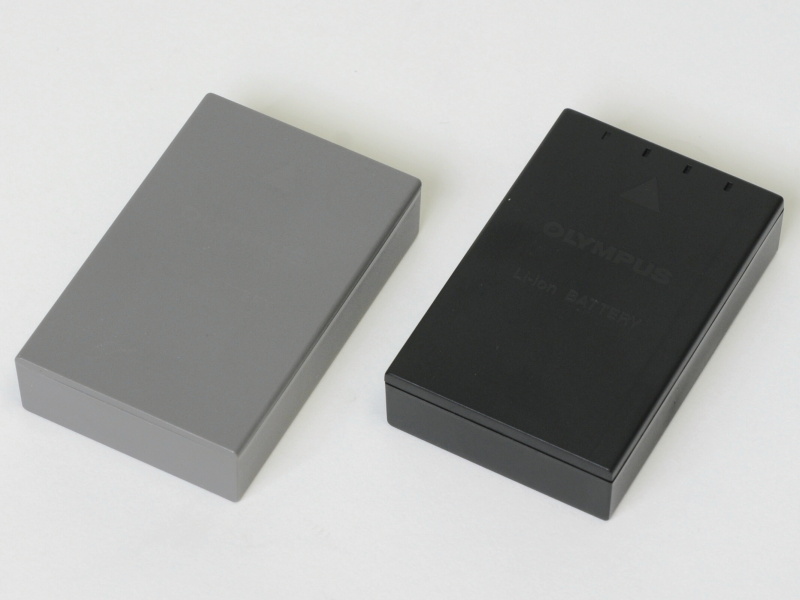 <b>従来のバッテリー（BLS-1、右）とは色が異なる。BLS-5はBLS-1対応カメラで共用できるが、チャージャーは共用できない</b>