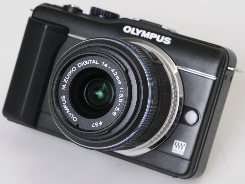 <b>M.ZUIKO DIGITAL 14-42mm F3.5-5.6 II（ブラック）をE-PL1sブラックに装着したところ</b>
