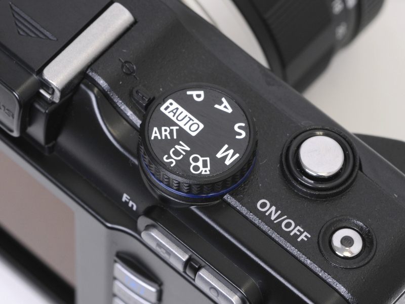 <b>ブラックはモードダイヤルも黒い</b>