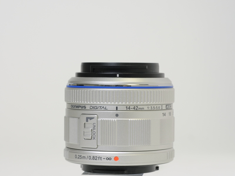 <b>レンズを沈胴したところ（左）と、撮影時の状態（右）</b>