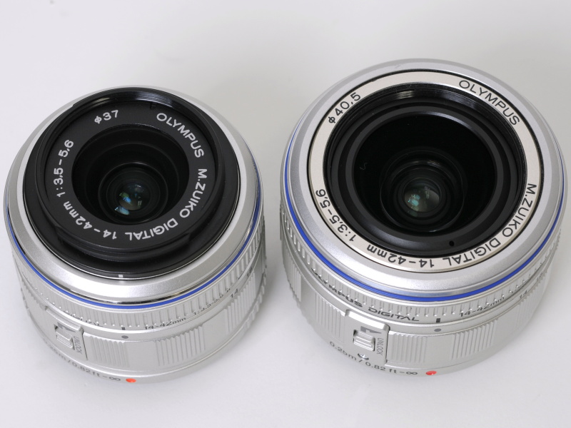 <b>E-PL1sレンズキットに付属するM.ZUIKO DIGITAL 14-42mm F3.5-5.6 II（左）と、E-PL1レンズキットに付属するM.ZUIKO DIGITAL ED 14-42mm F3.5-5.6 L（右）</b>