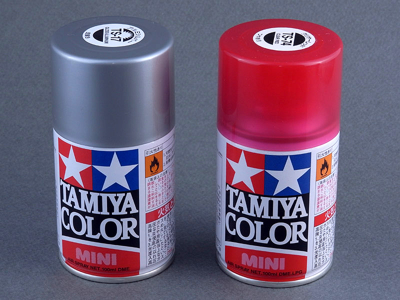 <b>塗装するグリップのカラーは、レンズ鏡筒のリングカラーに合わせて、メタリックレッドに決めた。塗料は「タミヤカラー スプレー塗料」の「TS-17アルミシルバー」と「TS-74クリヤーレッド」をセレクト。ほかに「メタリックレッド」も販売されていたが、シルバーの下地にクリヤーレッドを塗装するほうが綺麗に仕上がるのだ</b>