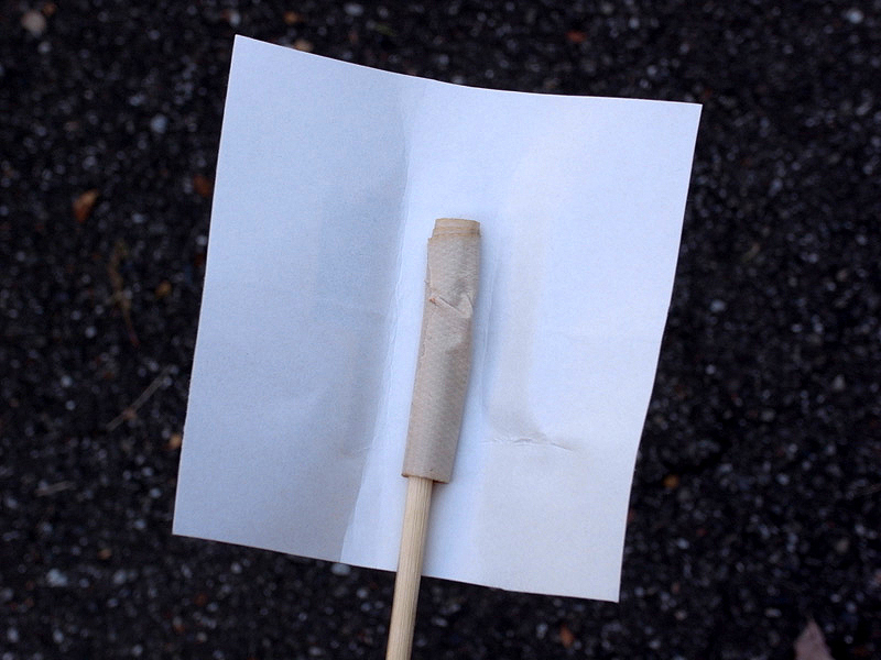 <b>裏から見るとこんな感じ。割り箸に、裏返したガムテープを巻き、治具に貼り付け持ち手にしている</b>