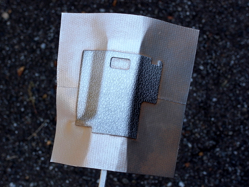 <b>塗料はシルバーから塗る。いちどに厚塗りすると仕上がりが汚くなるので、まずは薄く塗って十分に乾燥させてまた塗る。という作業を3回繰り返す</b>