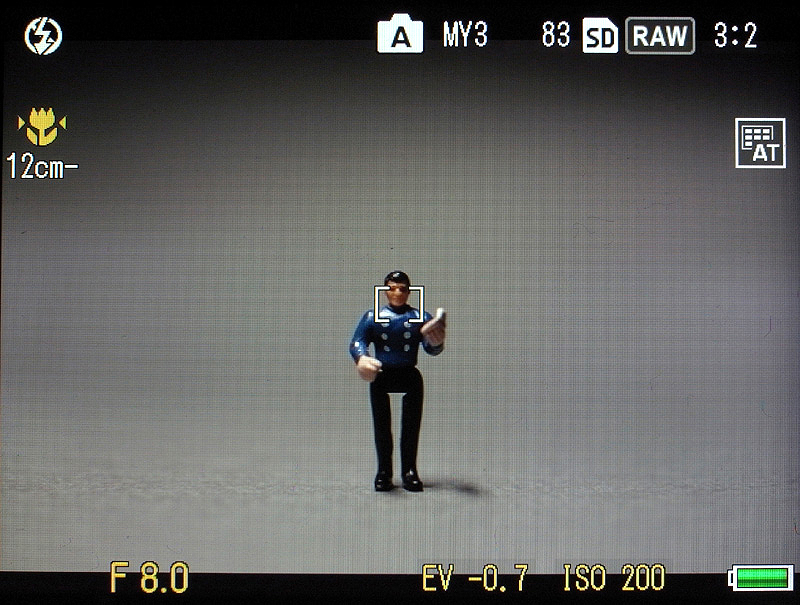 <b>これは「マクロオン12-30cm」に切り替えた画面で、左上にその表示が出ている。このように距離を制限することで、高速なピント合わせができる</b>