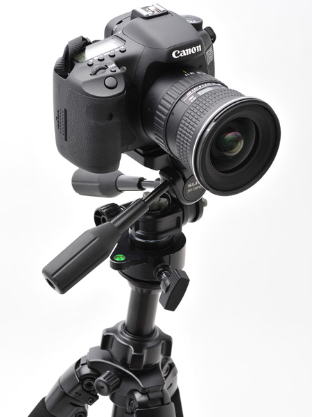 <b>三脚が傾いていても、雲台を水平に保てる</b>