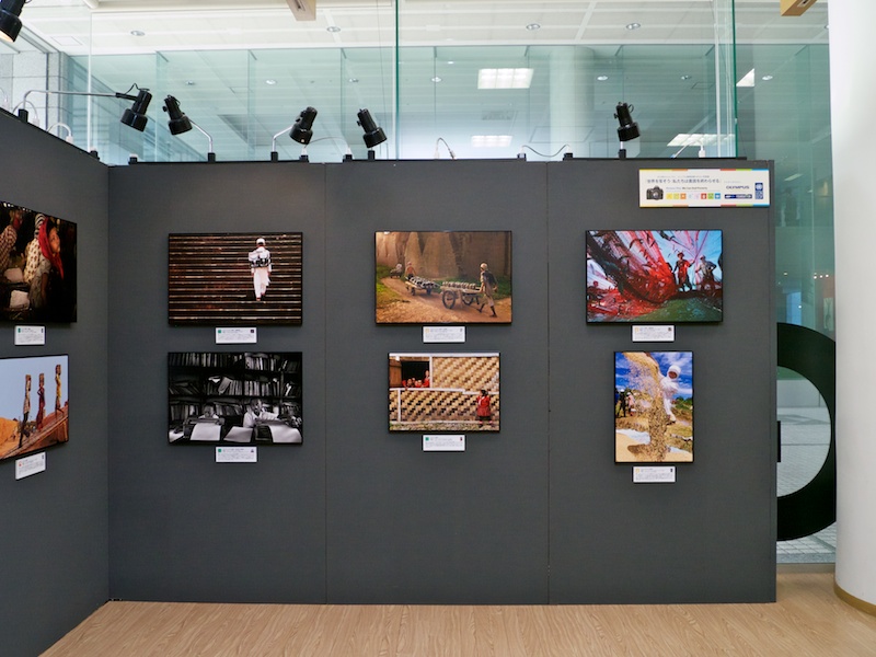 <b>左上がプロ部門1位、右上がアマチュア部門1位の作品</b>