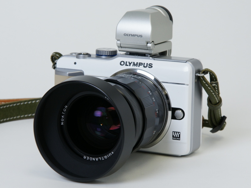 <b>NOKTON 25mm F0.95とVF-2を装着したE-PL1。見た目は大げさだが、気に入っているのでやめられない</b>