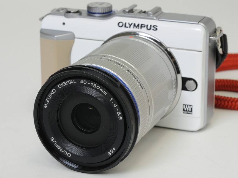 <b>M.ZUIKO DIGITAL ED 40-150mm F4-5.6を（シルバー）を装着</b>
