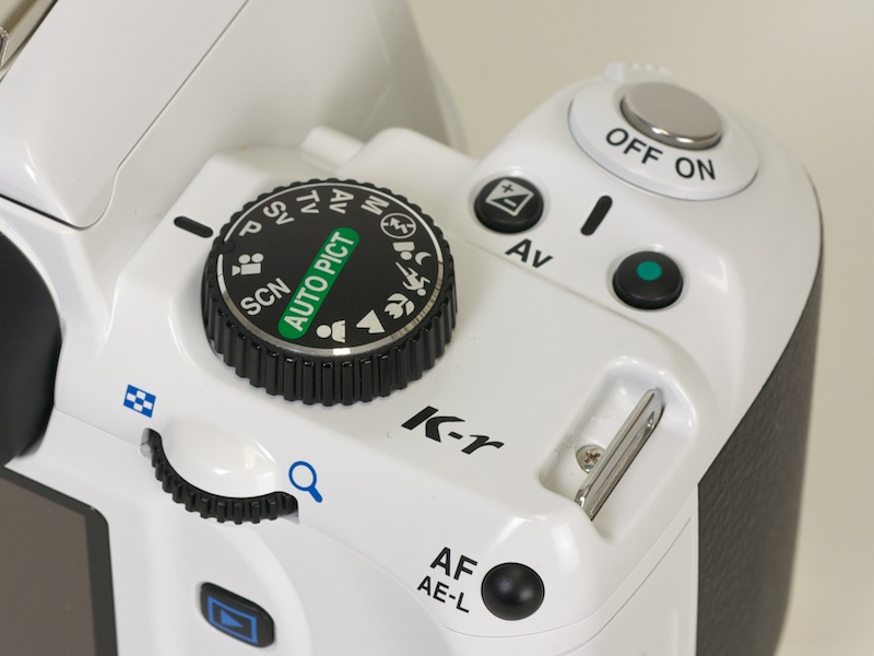 <b>モードダイヤル周り。グリーンボタンは健在</b>