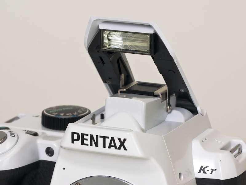 <b>内蔵ストロボはガイドナンバー12（ISO100・m）</b>