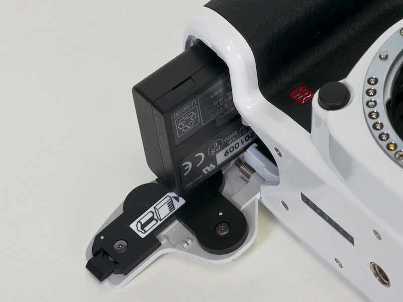 <b>標準で付属するのは充電式リチウムイオンバッテリーD-LI109。電池寿命はストロボ発光なしで約560枚</b>