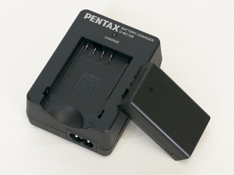 <b>標準で付属するのは充電式リチウムイオンバッテリーD-LI109。電池寿命はストロボ発光なしで約560枚</b>