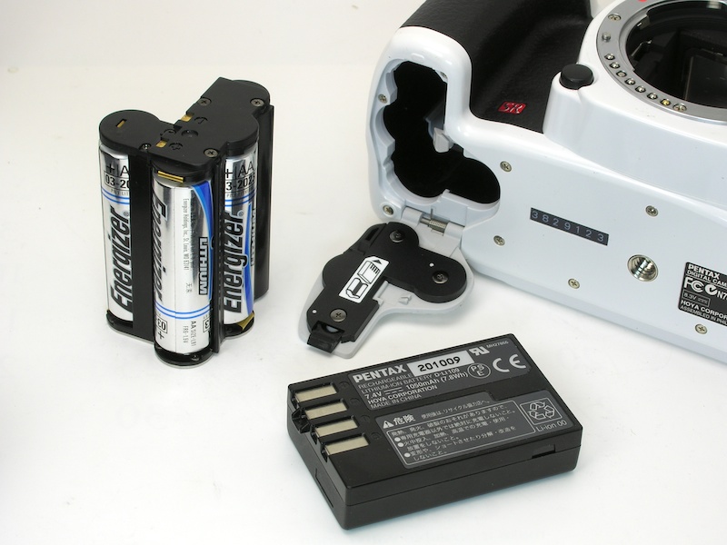 <b>オプションの単3バッテリーホルダーを用意すれば、単3電池4本で使用できる</b>