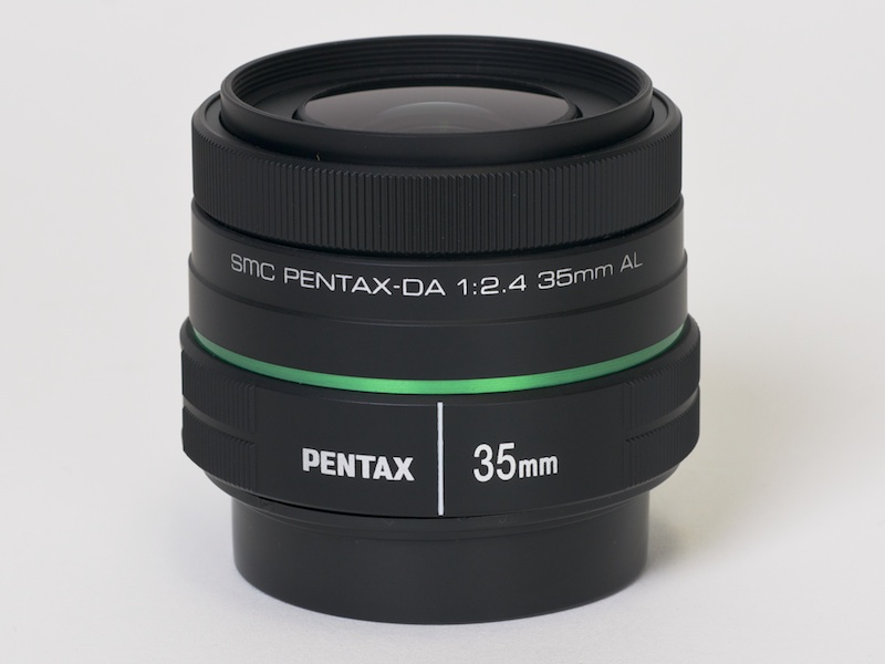 <b>同時発表のDA 35mm F2.4 ALは、鏡筒とマウントはプラスチック製で、リミテッドレンズを思わせるデザイン。コストパフォーマンスを重視した単焦点レンズだが、光学系のベースは、写りの良さで定評のあるFA 35mm F2 AL。普及タイプと思えないほど画質が高い</b>