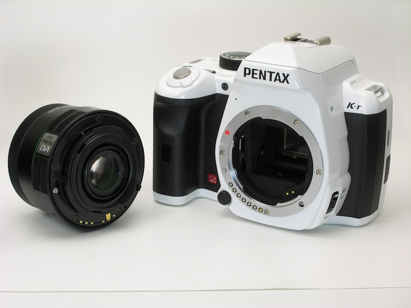 <b>同時発表のDA 35mm F2.4 ALは、鏡筒とマウントはプラスチック製で、リミテッドレンズを思わせるデザイン。コストパフォーマンスを重視した単焦点レンズだが、光学系のベースは、写りの良さで定評のあるFA 35mm F2 AL。普及タイプと思えないほど画質が高い</b>