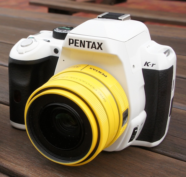 <b>DA 35mm F2.4 ALは、レギュラーのブラックのほか、全部で12色のバリエーションがある。写真はホワイトのK-rボディに、オーダーカラーのDA 35mm F2.4 AL（イエロー）を組み合わせたもの</b>