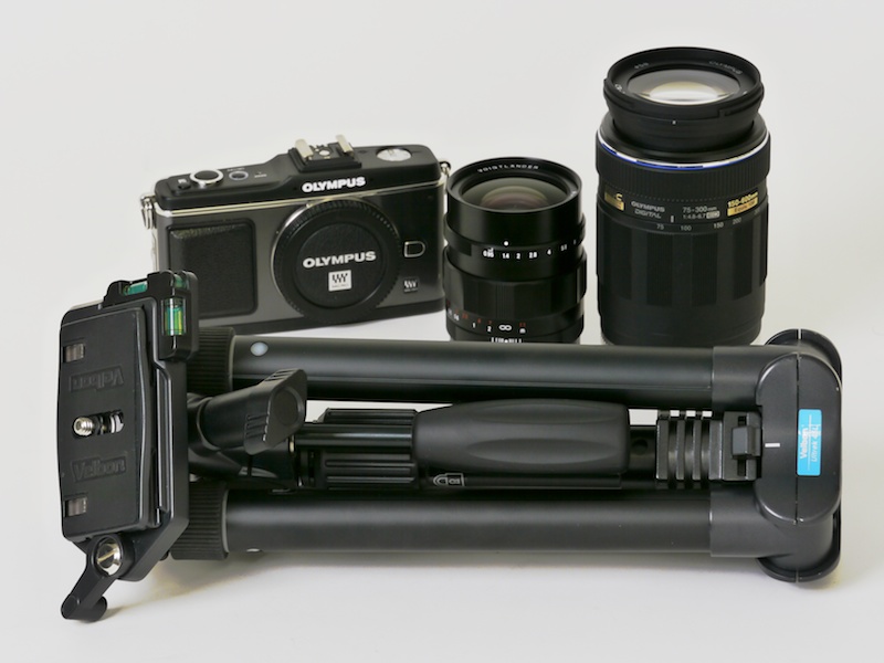 <b>今回使った機材。上段左から、E-P2、NOKTON 25mm F0.95、M.ZUIKO DIGITAL ED 75-300mm F4.8-6.7。下段はベルボンのウルトレック45L</b>