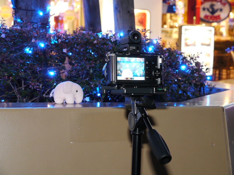 <b>左の写真を撮ったときの状況。背景の点光源までの距離はかなり近い</b>