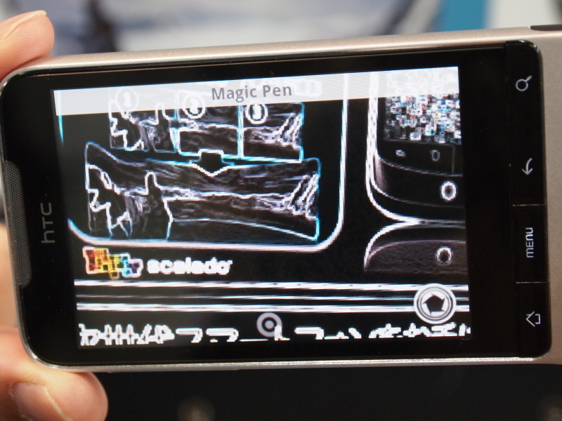 <b>エフェクトをかけた状態のライブビュー画面。スマートフォンのカメラ機能として違和感のないフレームレートを維持する</b>