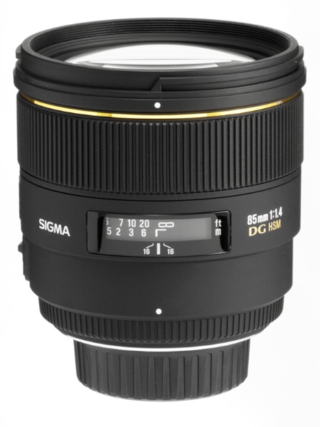 <b>シグマ85mm F1.4 EX DG HSM。725gという重さがいちばんの泣きどころかも。ちなみに、ニコンのリアキャップに変えてます</b>