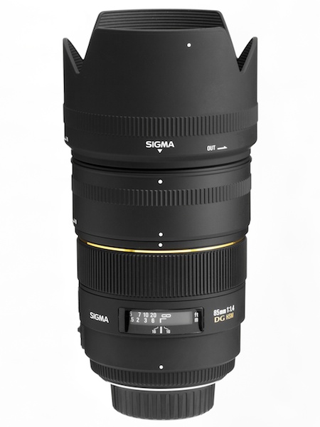 <b>APS-Cサイズ機の画角に対応するフードアダプターも装着したところ。こういうのが付属しているのはいいと思う（D700には関係ないですけど）</b>