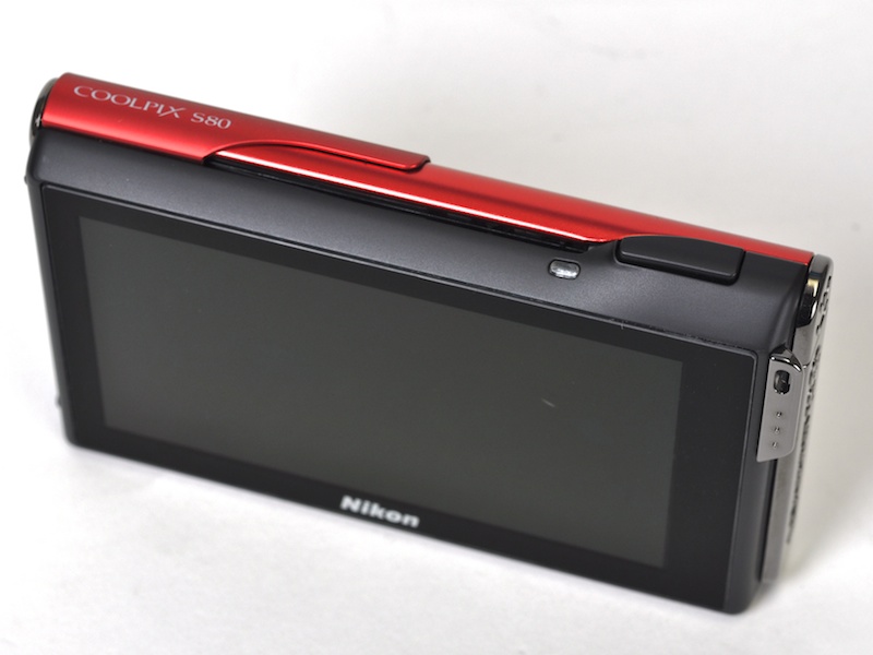 <b>タッチパネル機ということもあり、操作ボタンはシャッターボタンだけとシンプルだ</b>