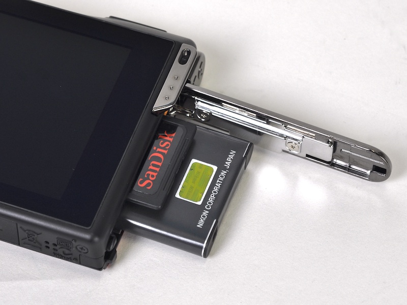 <b>記録メディアはSDXC/SDHC/SDメモリーカード。約79MBの内蔵メモリーも利用できる</b>