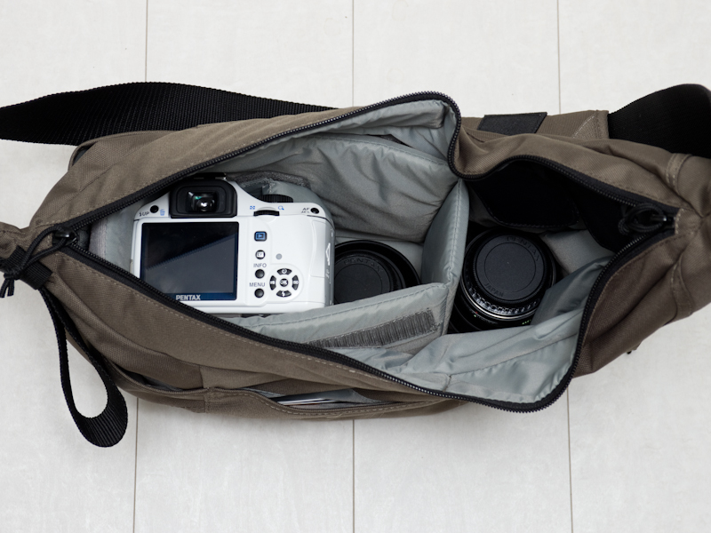 <b>収納例。DA L 18-55mm F3.5-5.6 ALを装着したペンタックスK-x、D FA 50mm F2.8 Macro、DA 55-300mm F4-5.8 EDを収納している</b>