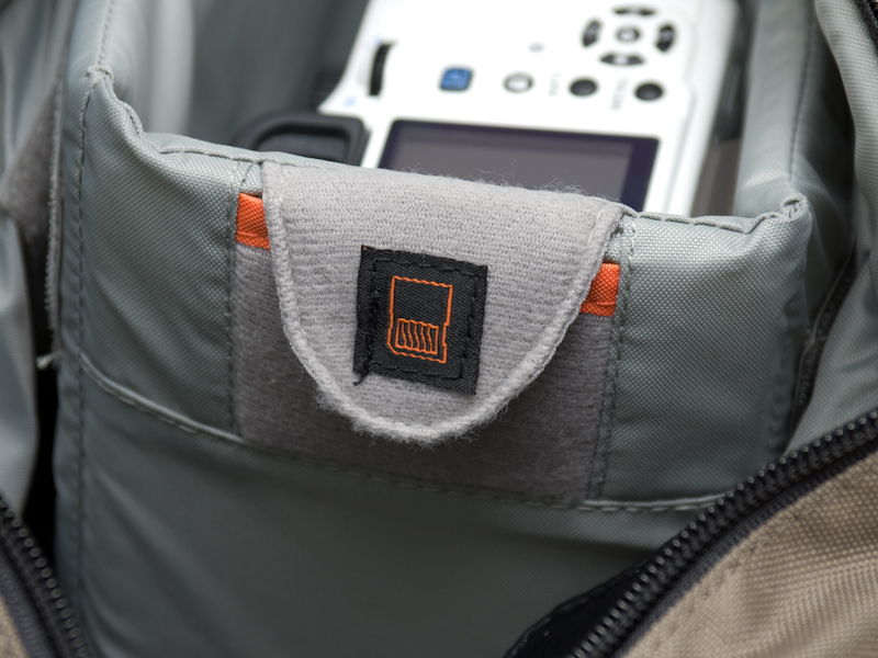 <b>クッションボックスに記録メディア用ポケットを備える</b>