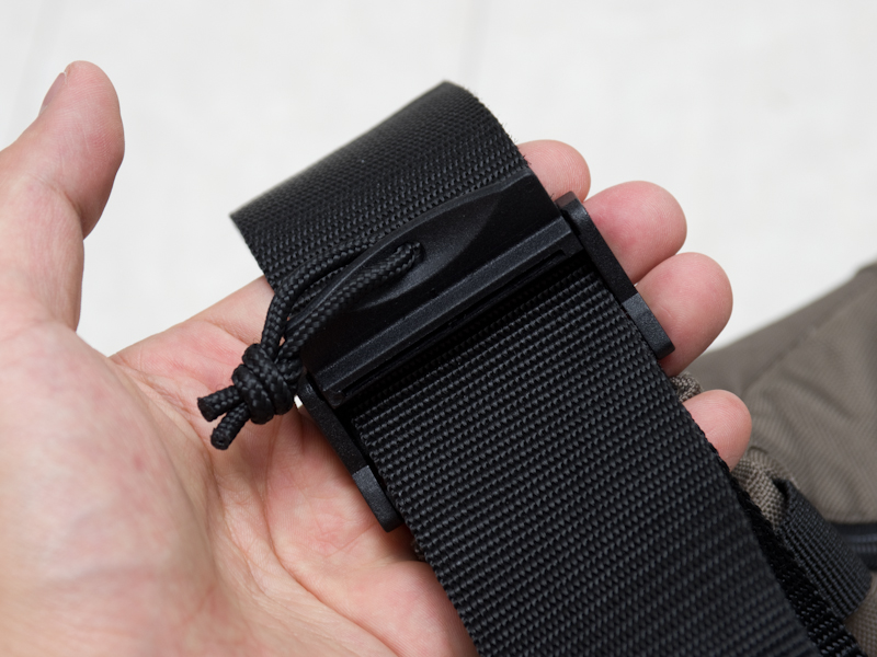 <b>ストラップの伸縮はストッパーによるワンタッチ式</b>